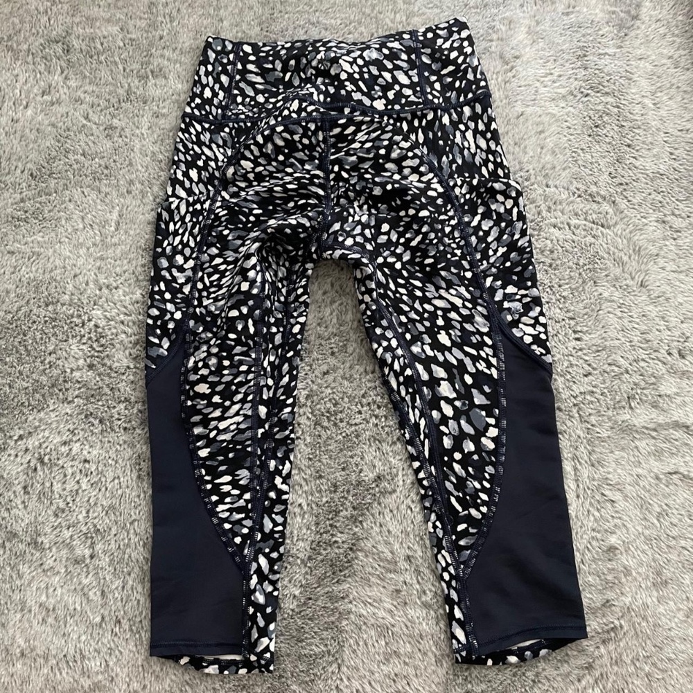 navy blue athleta 3/4 patterned leggings